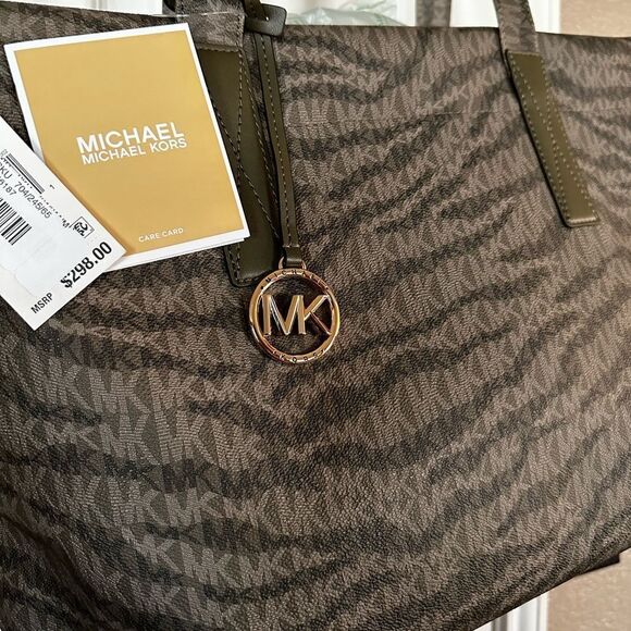 Michael KORS
Signature Animal Print Tote Bag in Olive
XL NWT retail $298 - Picture 6 of 9